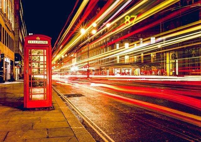 puesto de teléfono de londres vista nocturna
